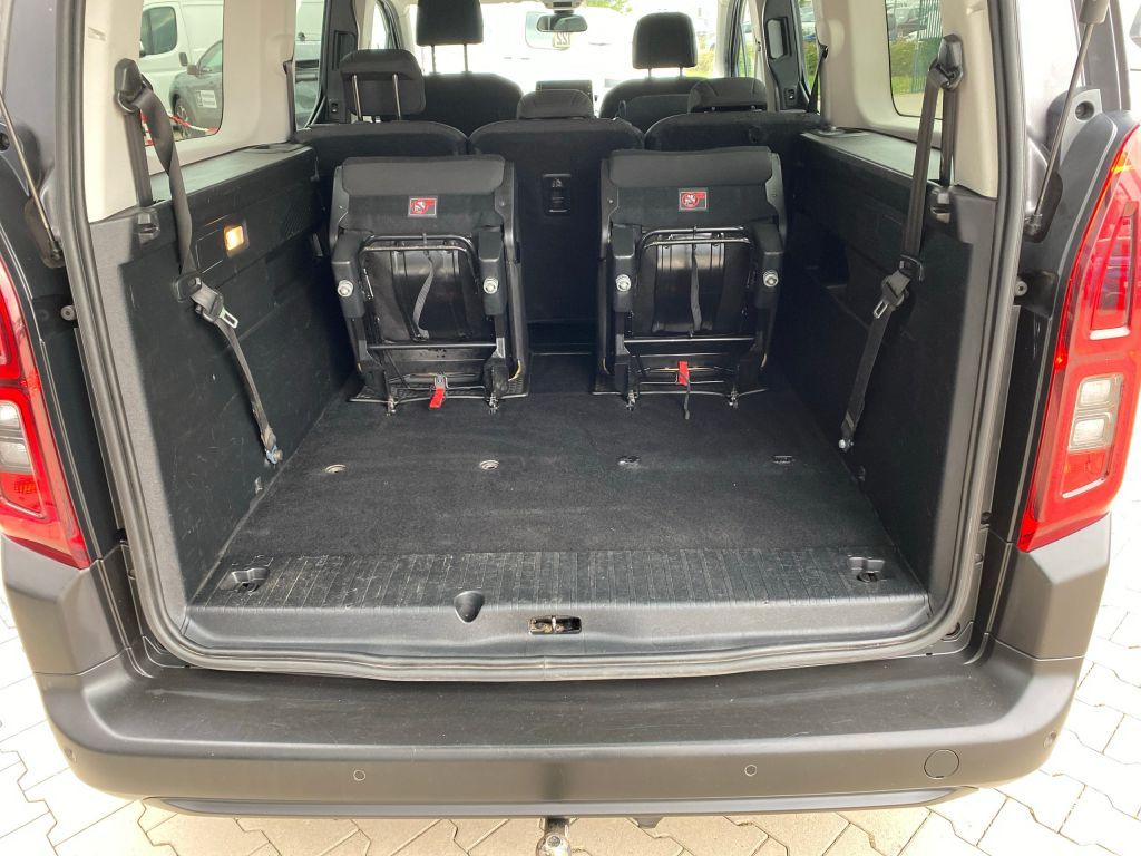 Fahrzeugabbildung Citroën Berlingo XL Benzin 110 FEEL *7-Sitzer*AZV*SHZ*