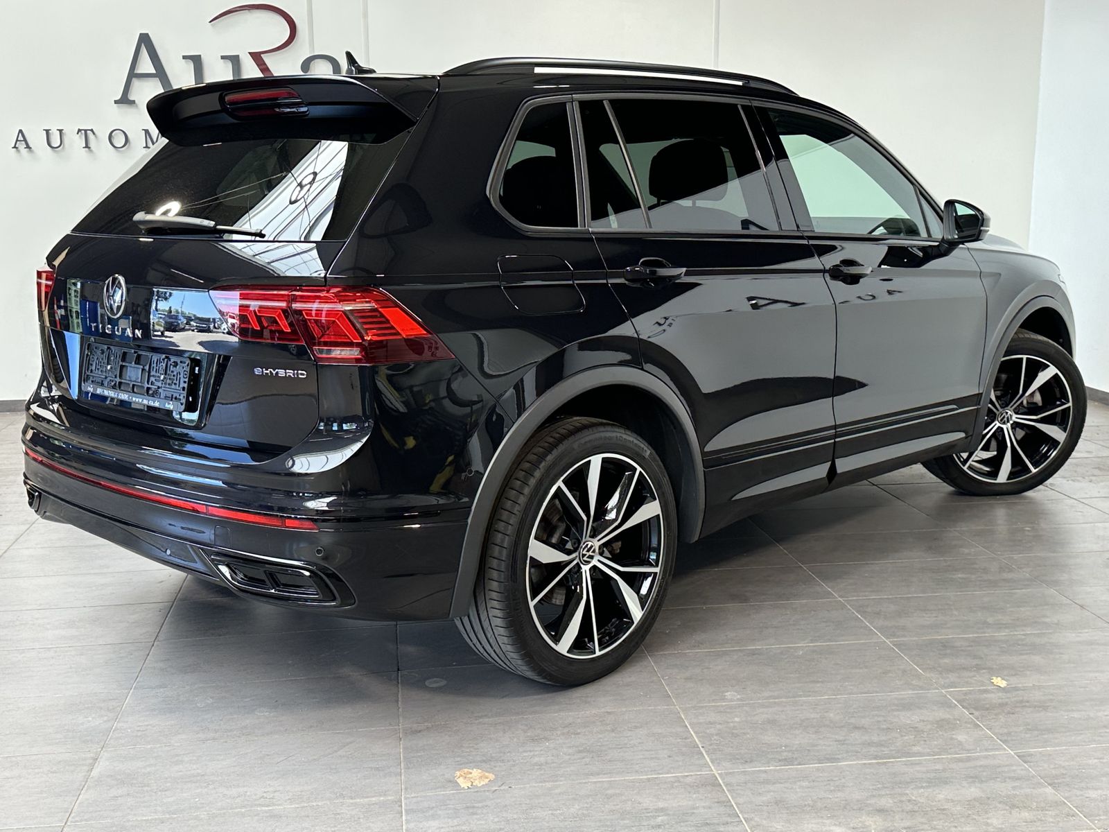 Fahrzeugabbildung Volkswagen Tiguan eHybrid R-Line Black NAV+LED+ACC+20ZO+AHK