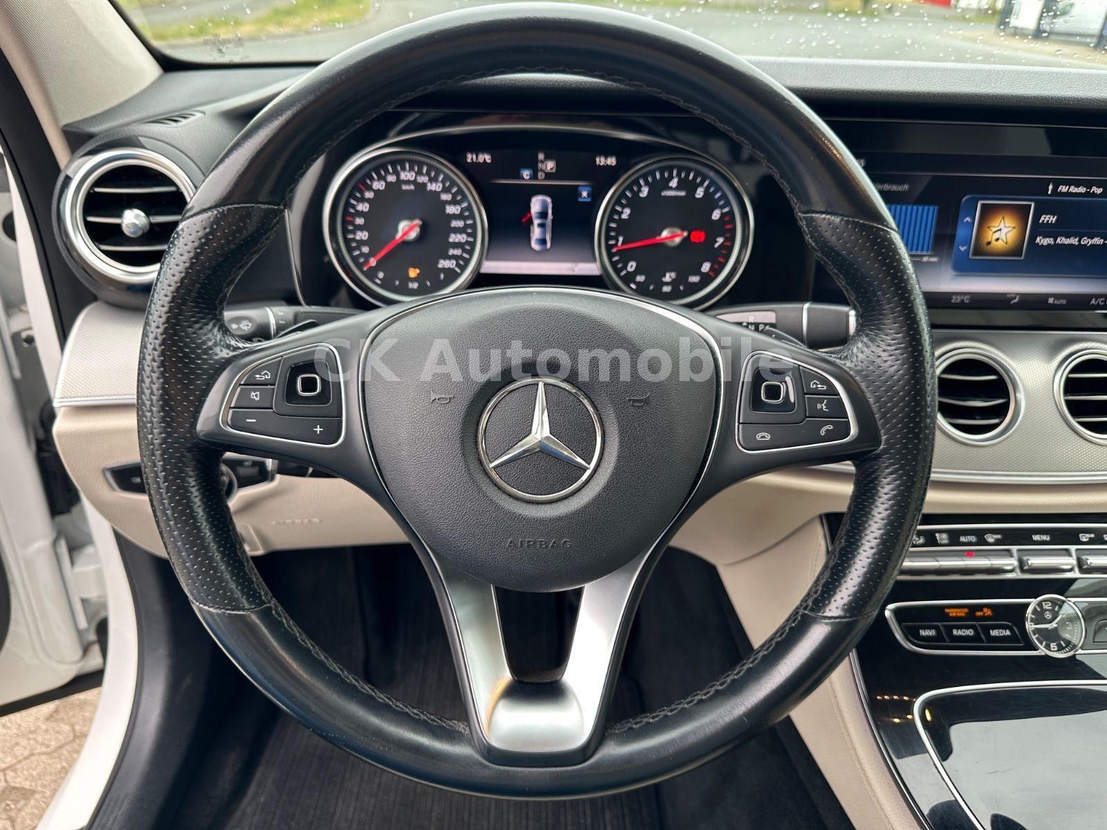 Fahrzeugabbildung Mercedes-Benz E 300 Lim. AMG-Line/Navi/Leder/Kamera/Burmester