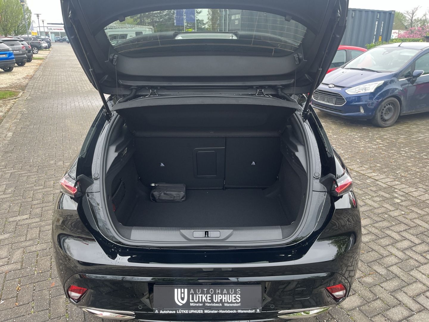 Fahrzeugabbildung Peugeot 308 Hybrid 1.2 GT136 e-DSC6 Navi Soundsystem