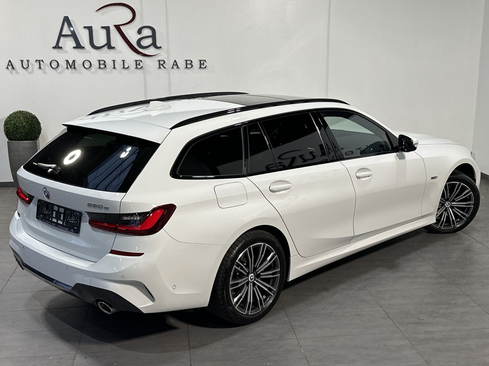 Fahrzeugabbildung BMW 330e Touring M-Sport NAV+LASER+PANO+ACC+HEAD-UP