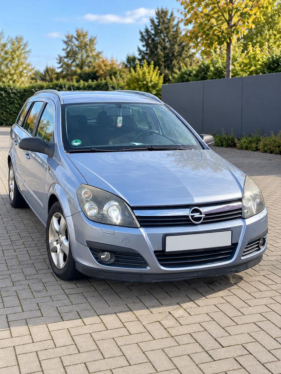 Opel Astra 2006 — rear view