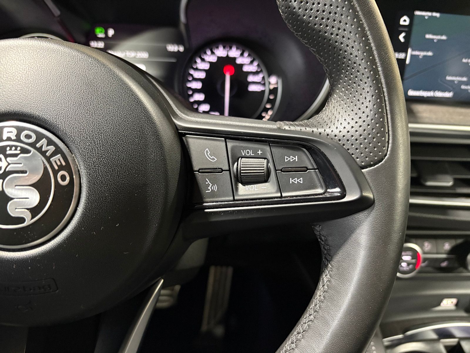 Fahrzeugabbildung Alfa Romeo Stelvio Ti Q4/MEMORY/ACC/NAVI/KAMERA/SHZ/KLIMA