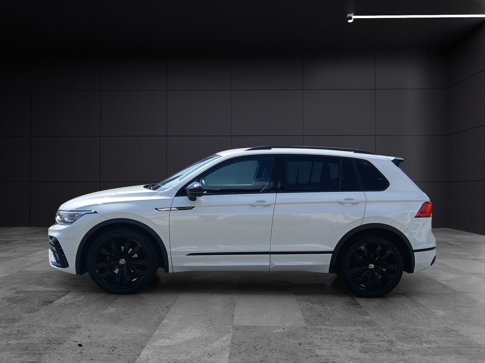 Fahrzeugabbildung Volkswagen Tiguan TDI R-Line DSG 4M Matrix AHK Navi AID ACC