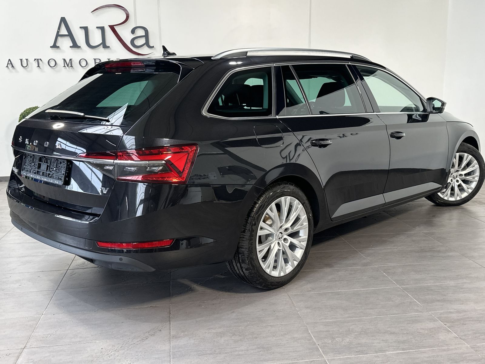 Fahrzeugabbildung SKODA Superb Combi 1.4 TSI iV Style DSG NAV+MATRIX+ACC