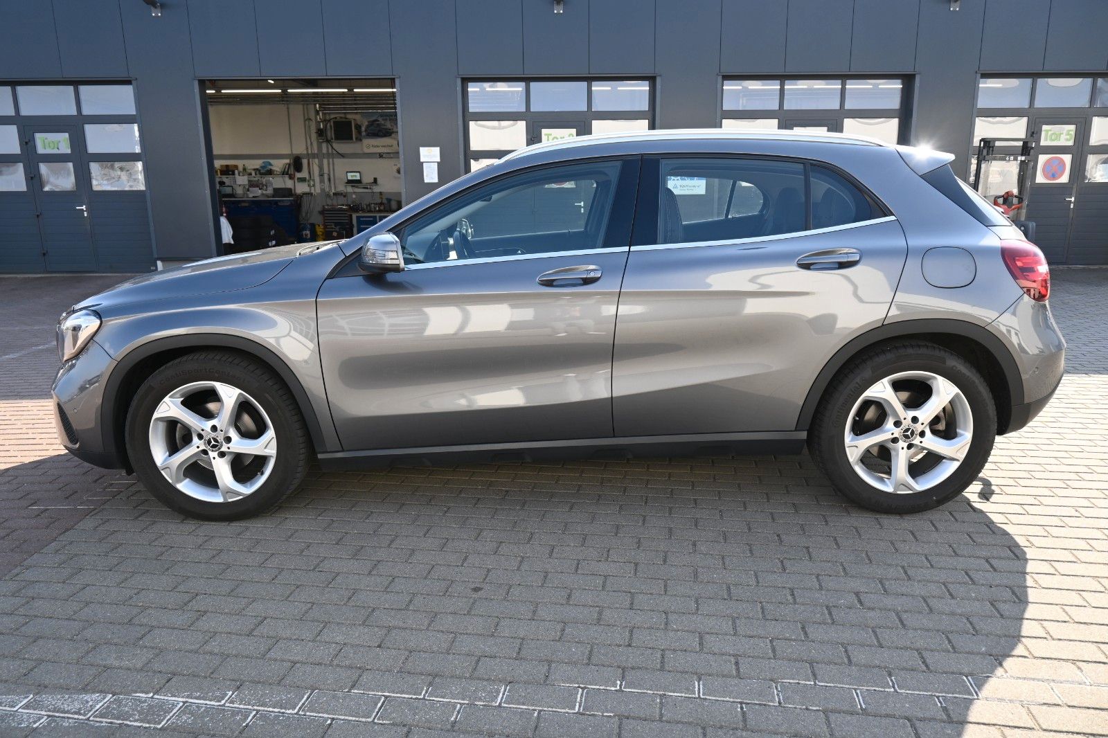 Fahrzeugabbildung Mercedes-Benz GLA 180 Schalter Urban*Navi*RFK*AHK