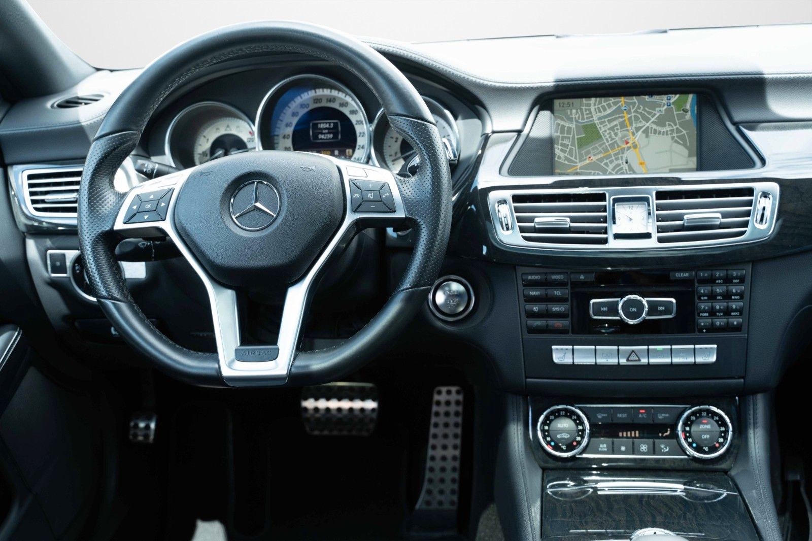 Fahrzeugabbildung Mercedes-Benz CLS 500 AMG XENON PANO LEDER MEMORY 19" TEL H&K