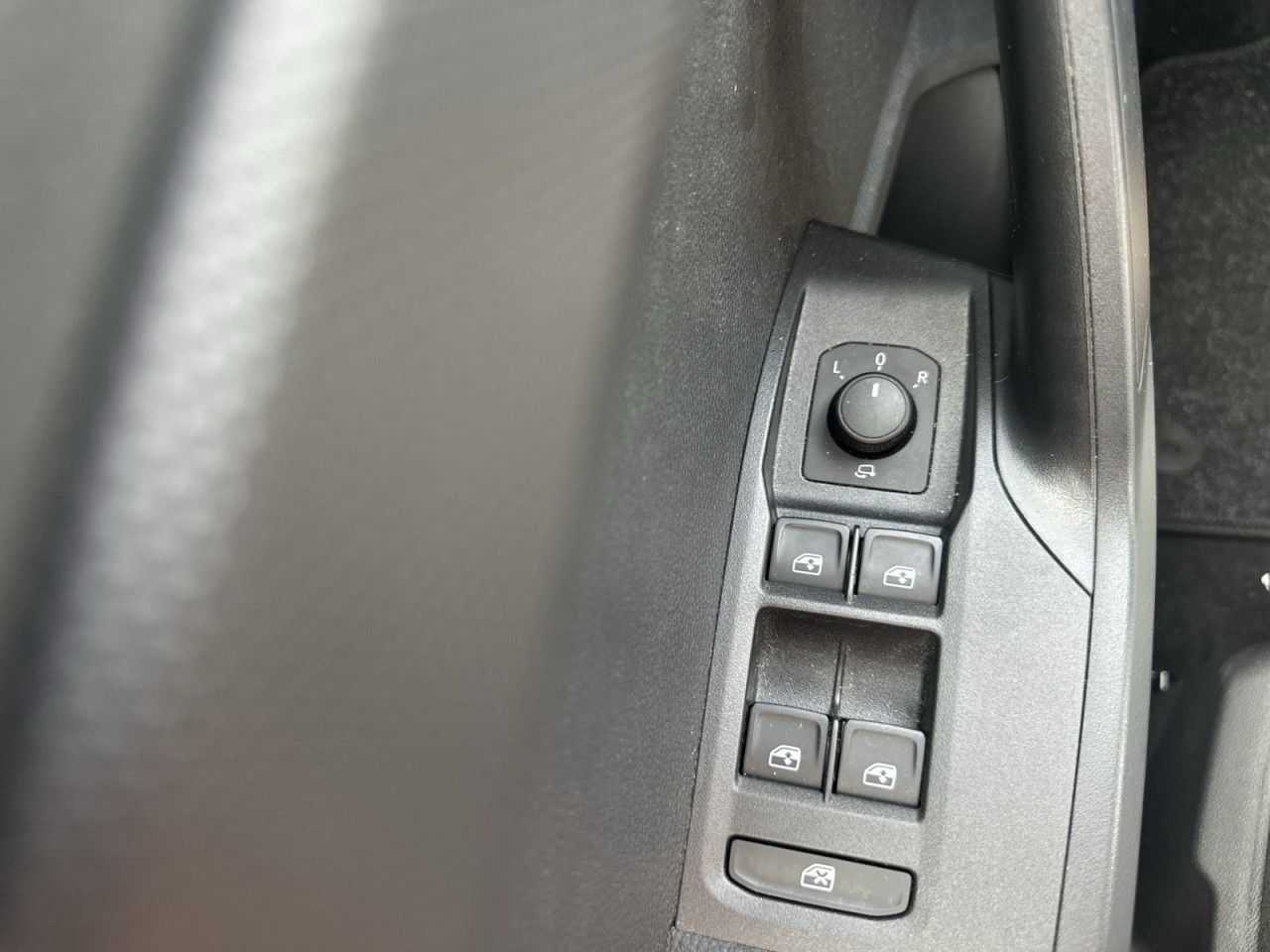Fahrzeugabbildung SEAT Arona 1.0TSI 116PS Style Edition*AHK*1Hnd* - mit KI generiert/bearbeitet