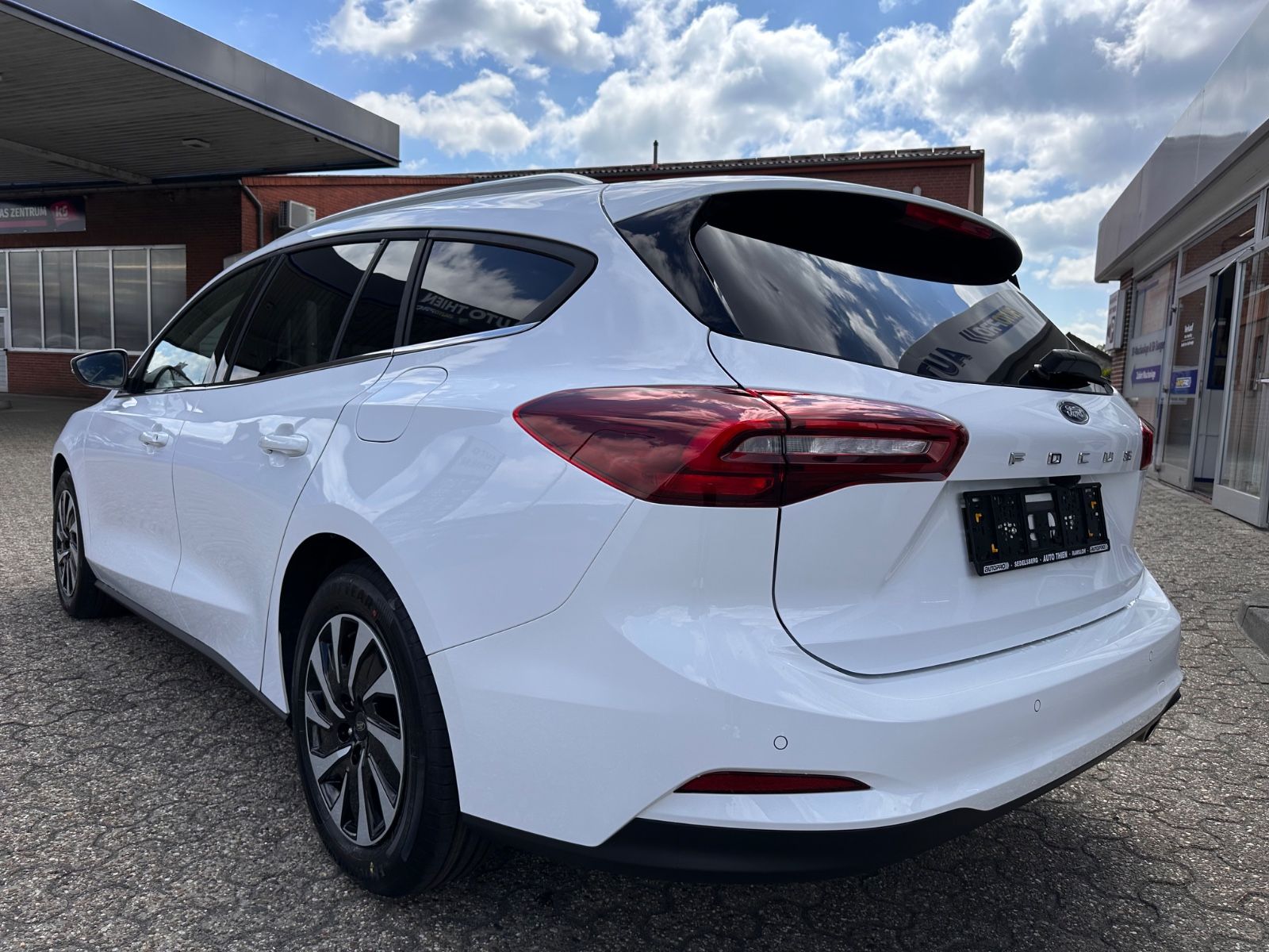 Fahrzeugabbildung Ford Focus Turnier 1.5 TDCi Titanium X Autom Navi/LED