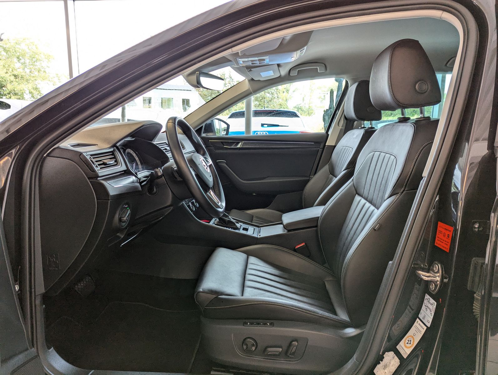 Fahrzeugabbildung SKODA Superb 2.0 TDI DSG Memory LED Kamera Leder StHz.