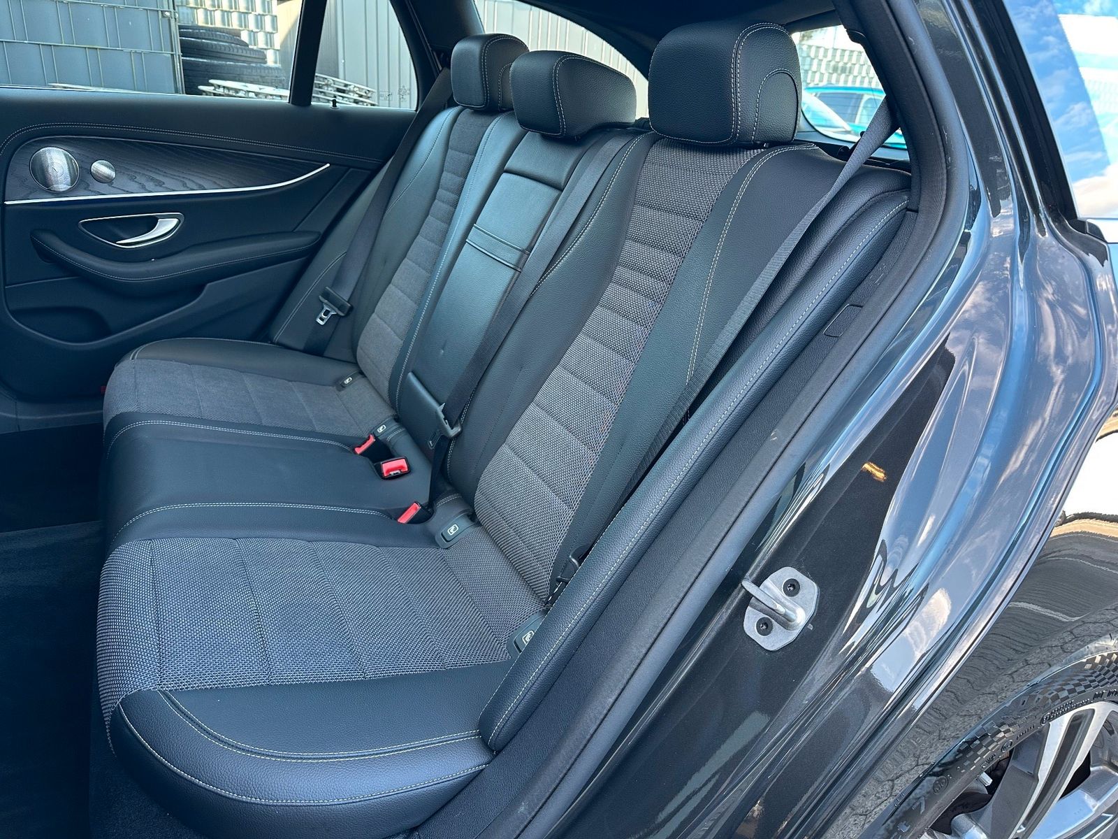 Fahrzeugabbildung Mercedes-Benz E 220 d T Avantgarde NAV+LED+PANORAMA+DISTRONIC