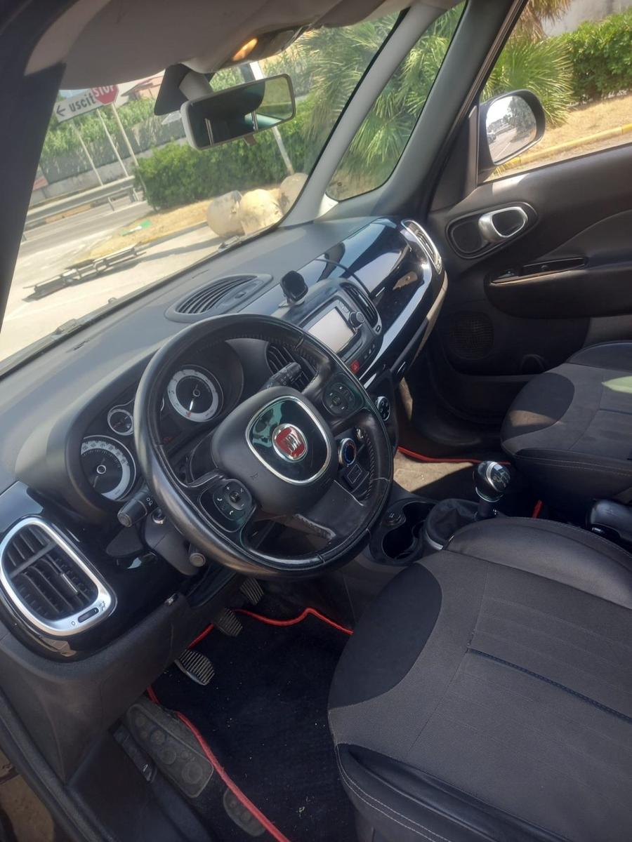Fiat 500L 2015 — interior