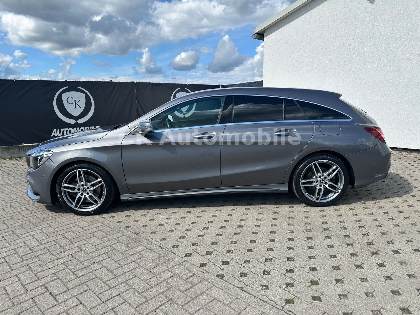 Fahrzeugabbildung Mercedes-Benz CLA 250 Shooting Brake AMG-Line/Navi/LED/ACC/Kam