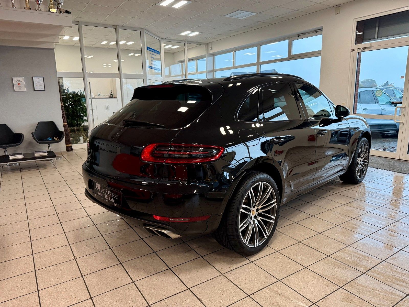 Fahrzeugabbildung Porsche Macan Turbo Luftfederung/AHK/Keyless/ACC