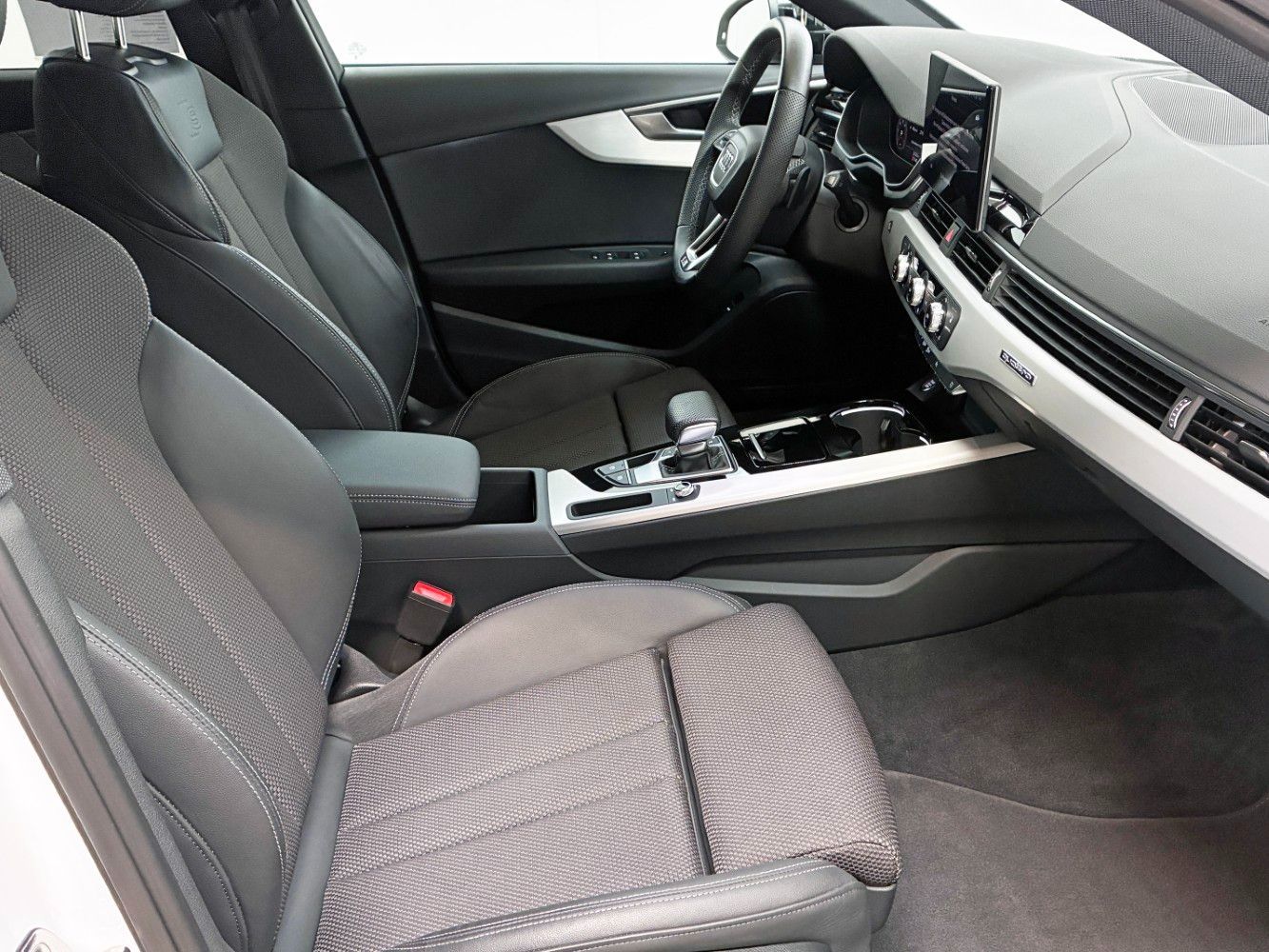 Audi A4 Avant 40 2.0 TDI quattro S-Line AHK StandHeiz foto 9