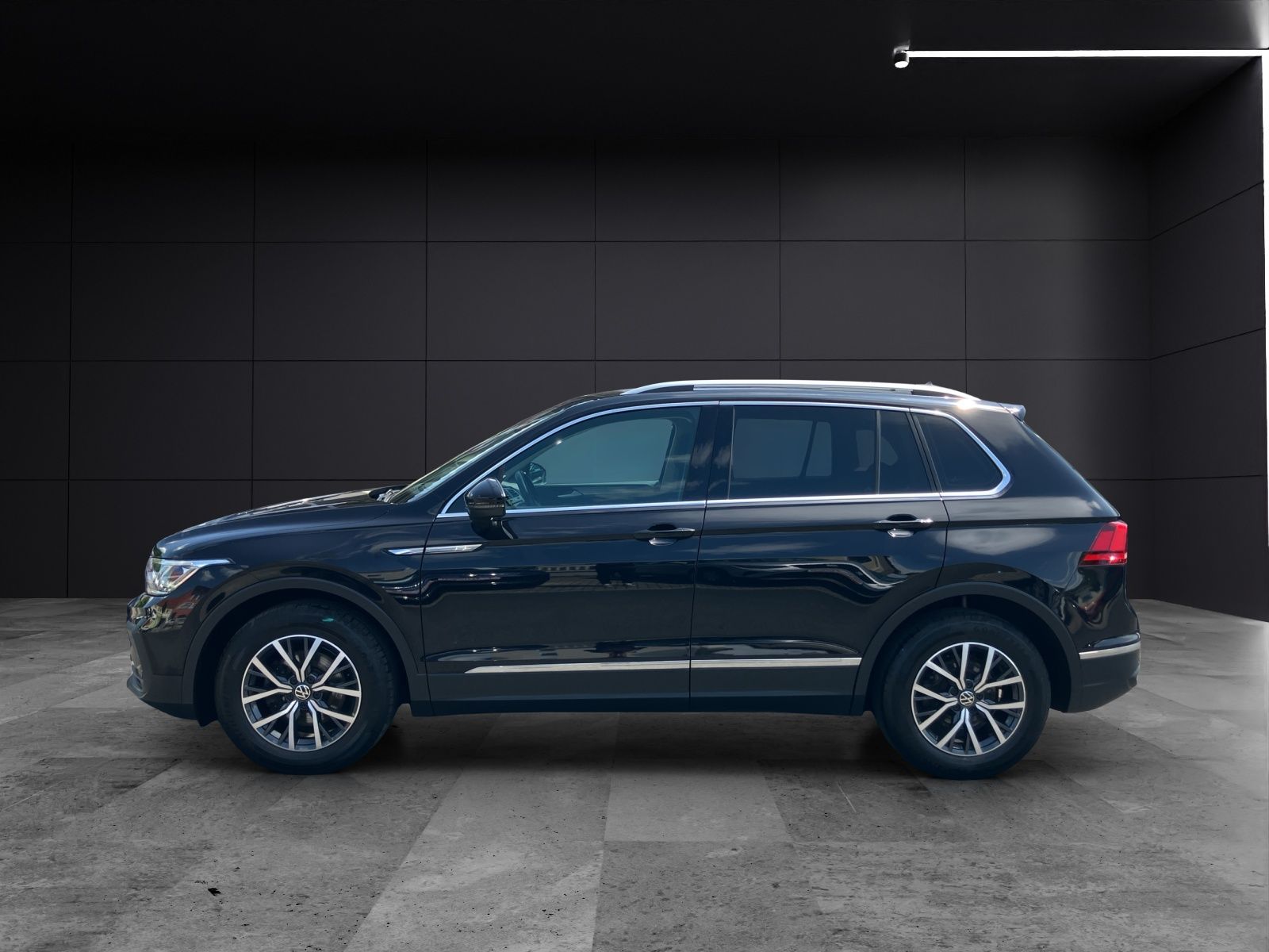 Fahrzeugabbildung Volkswagen Tiguan TSI Life Matrix AHK ACC PDC  SH LM