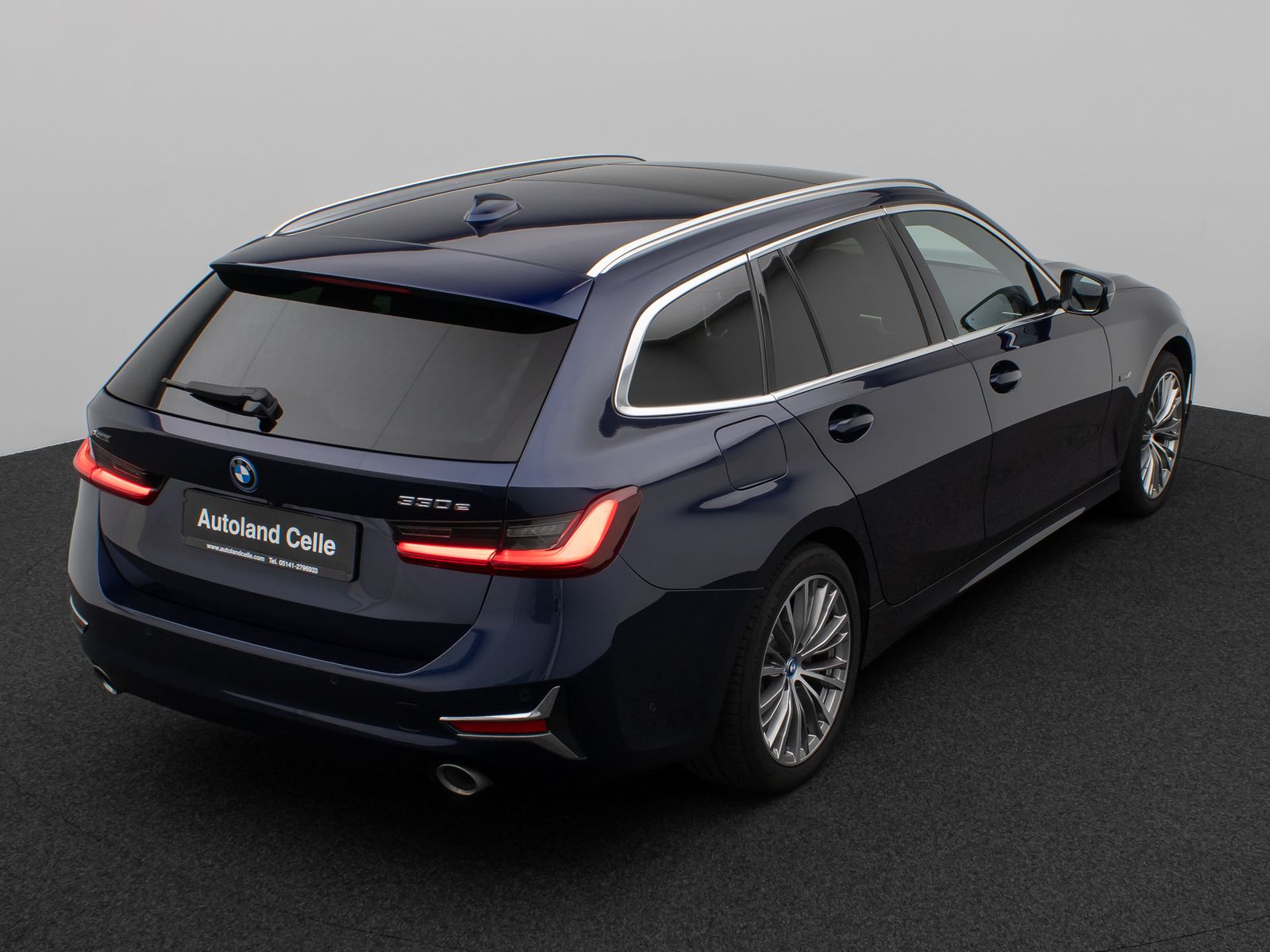 Fahrzeugabbildung BMW 330e xD Luxury Line Panorama HUD Individual Voll