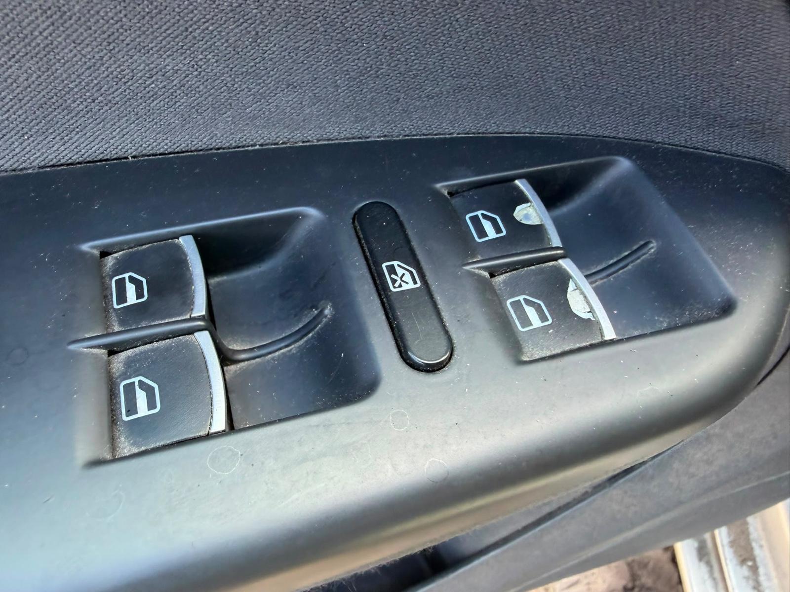 Volkswagen Touran 2012 — photo 13