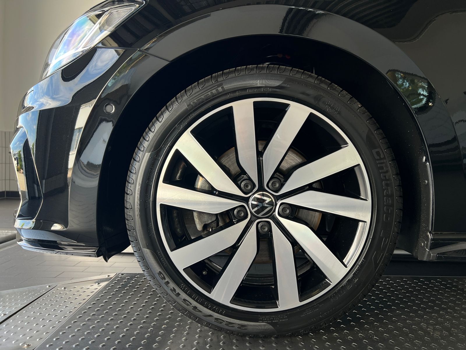 Fahrzeugabbildung Volkswagen Touran Comfortline 2.0 TDI DSG *R-Line Ext.,AHK,
