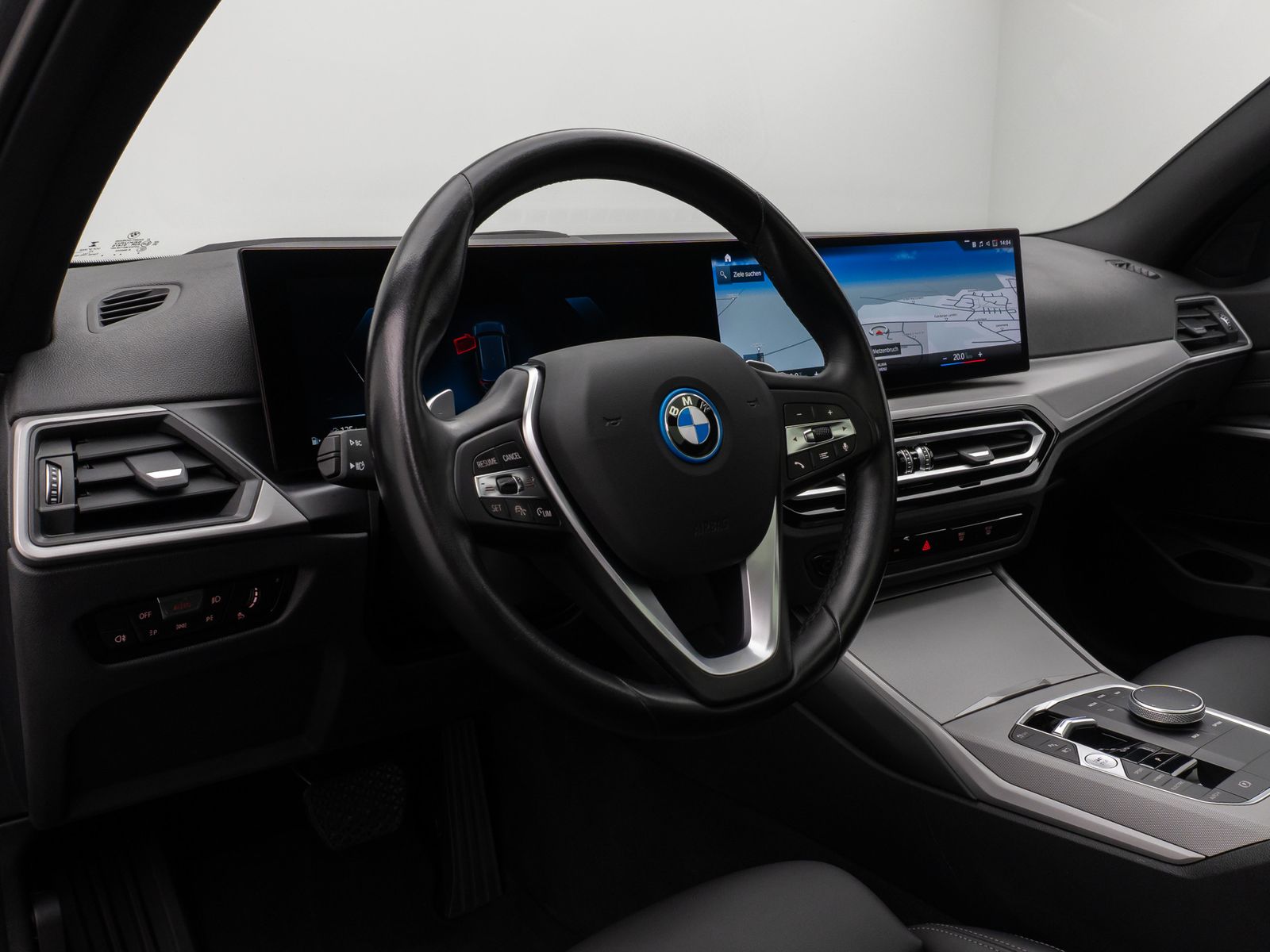 Fahrzeugabbildung BMW 330e Panorama Kamera HUD DAB HiFi AHK Sport Lede