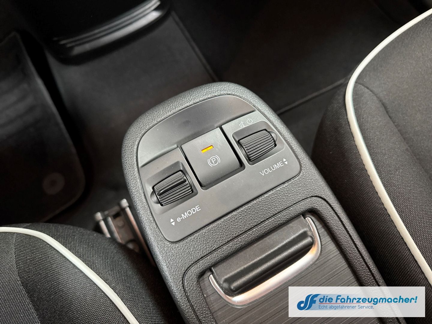 Fahrzeugabbildung Fiat 500e Apple CarPlay Android Auto Klimaautom Fahre