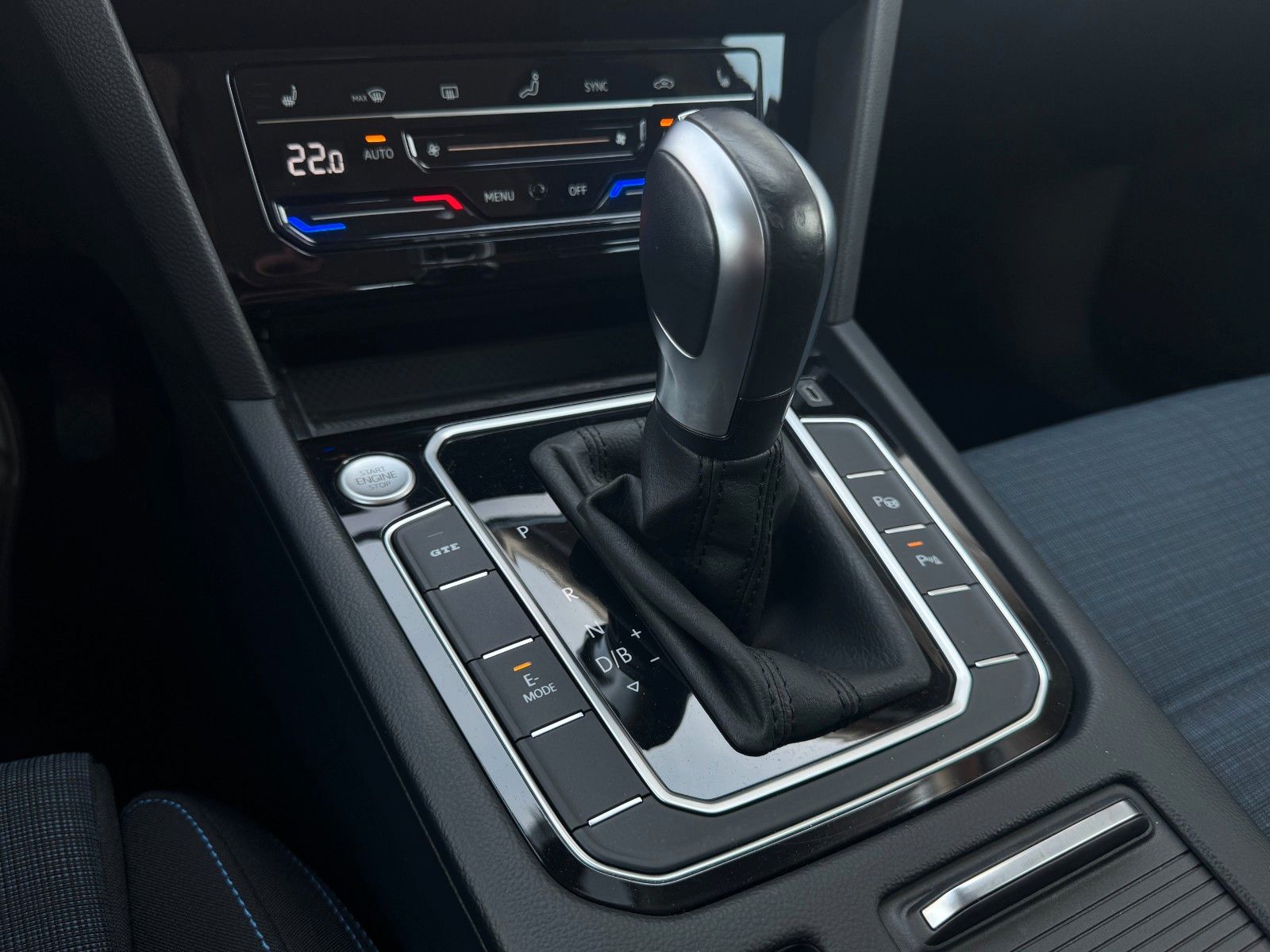 Fahrzeugabbildung Volkswagen Passat GTE Massage Kamera LED ACC SHZ