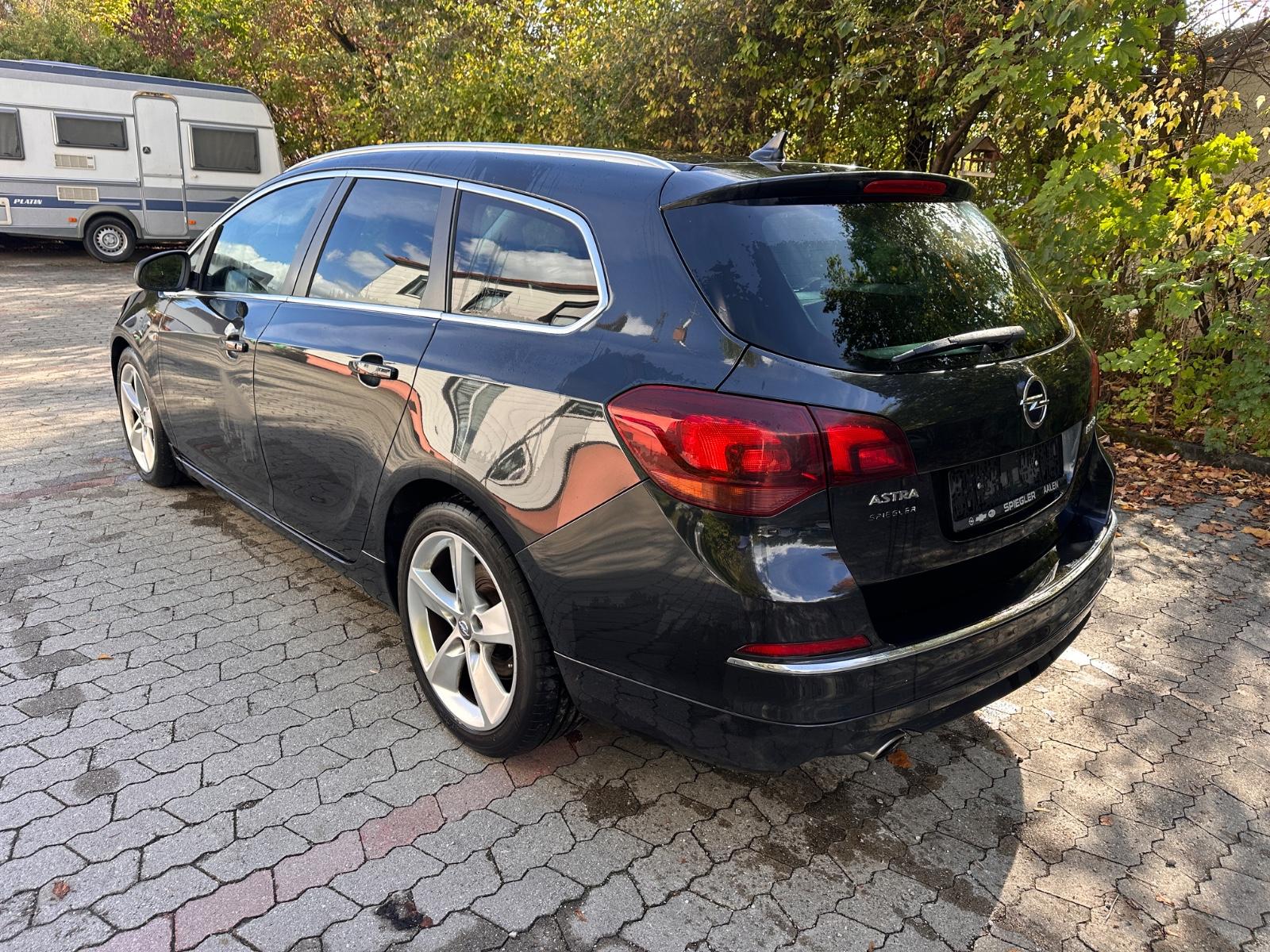 Opel Astra 2013 — interior
