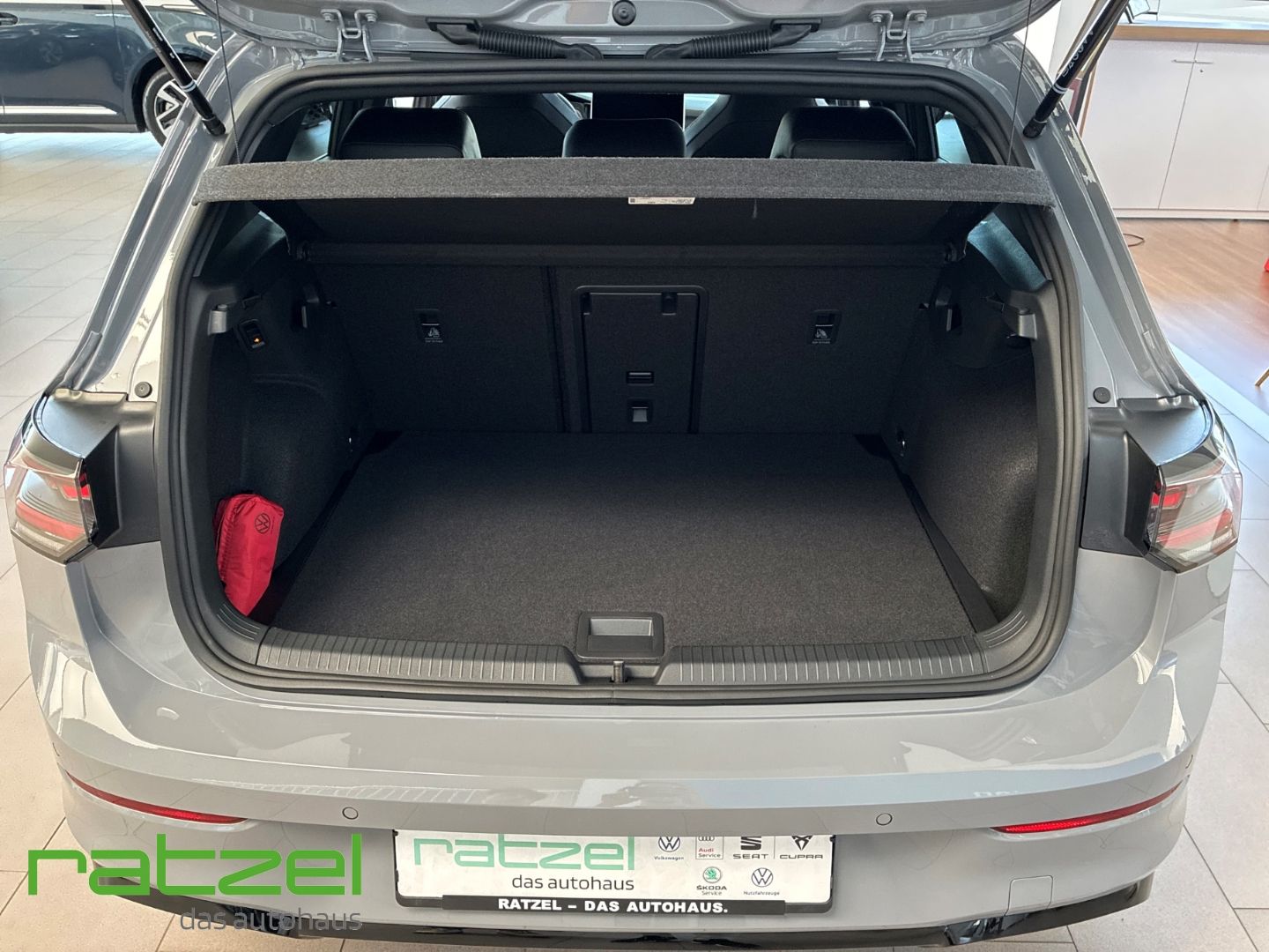 Fahrzeugabbildung Volkswagen Golf VIII R-Line AHK+3-Zonen Klima+IQ.LIGHT
