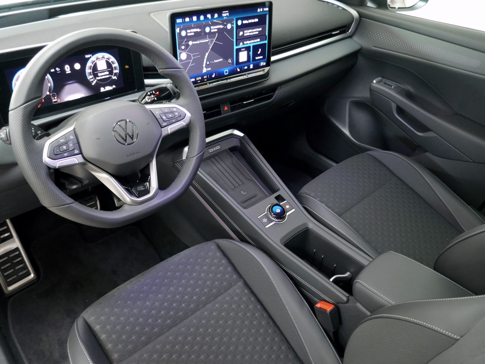 Fahrzeugabbildung Volkswagen T-Roc R-Line 1.5 eTSI DSG | LED AHK RFK ACC Navi