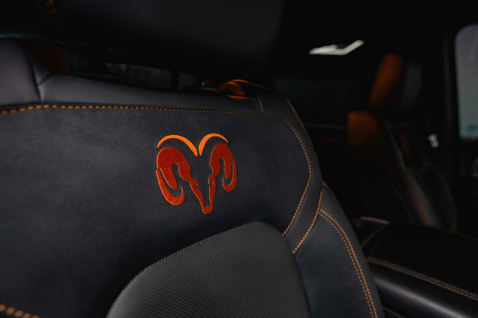 Fahrzeugabbildung Dodge RAM 5.7 V8 HEMI 4x4 OFFROAD Night Limited 19%