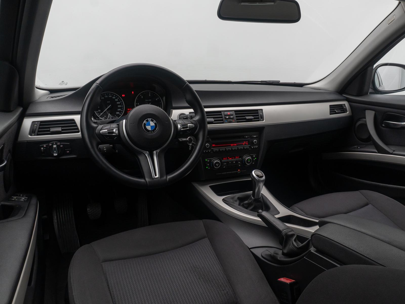 BMW 318 2012 — photo 33