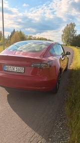 Tesla Model 3 Allradantrieb mit Dualmotor Long Ran... - rote Tesla Model 3