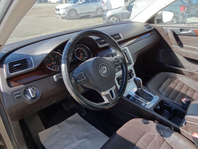 Fahrzeugabbildung Volkswagen Passat Lim. 4x4/Leder/AHK/GSD/Kamera/Navi/StH/