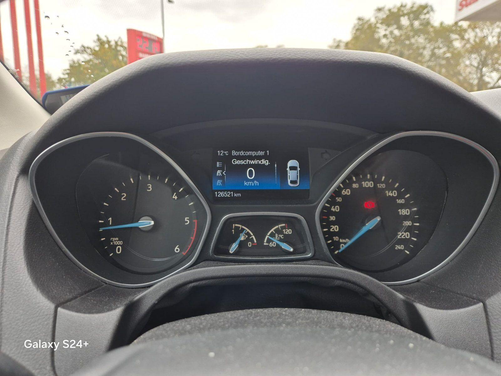 Ford Focus 2015 — interior