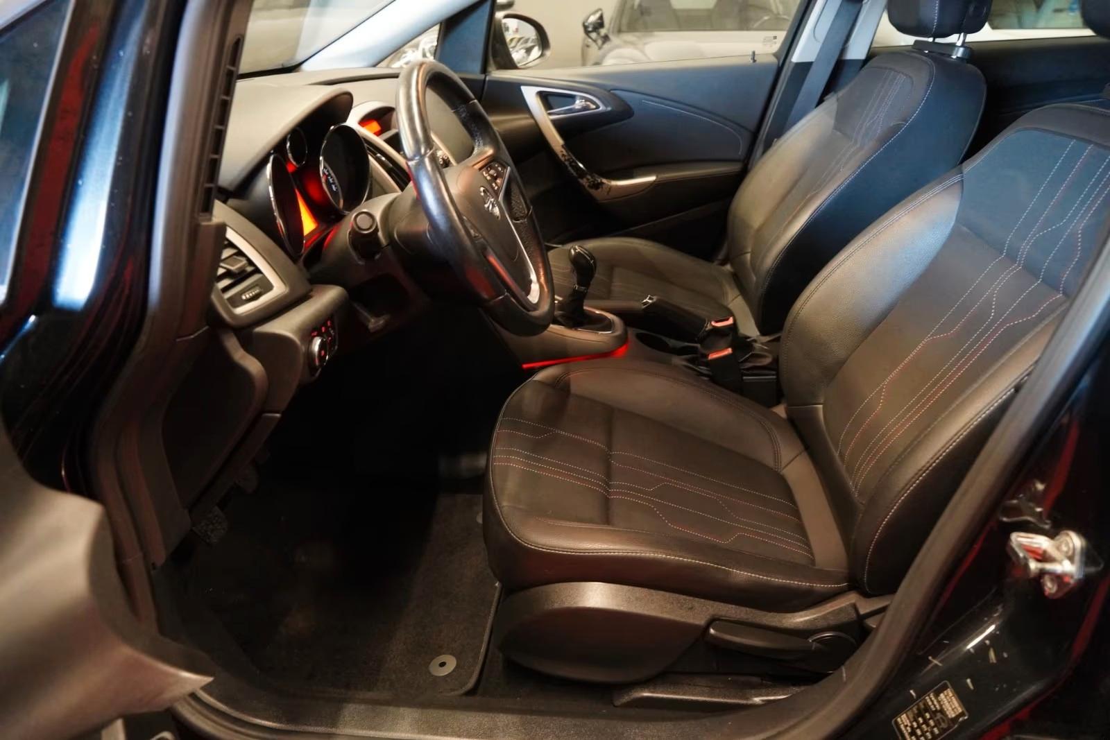 Opel Astra 2012 — photo 10