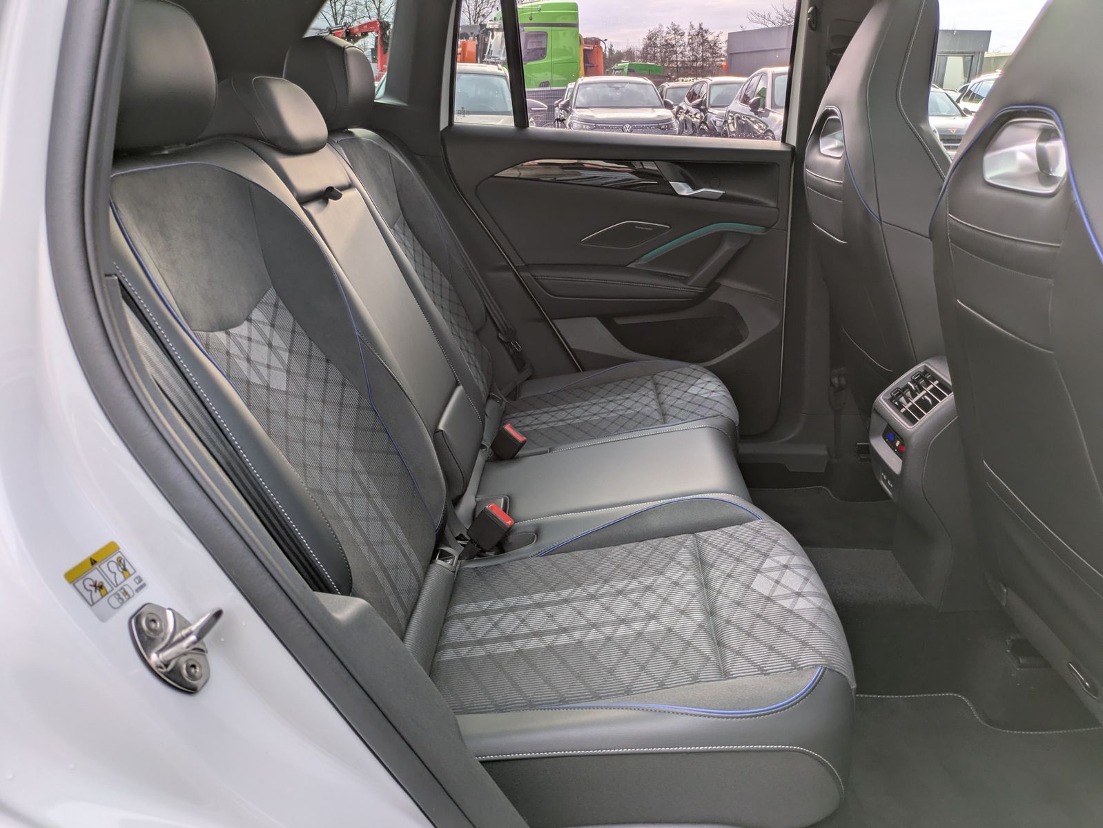 Fahrzeugabbildung Volkswagen Tiguan 2.0 TDI 4M R-Line PANO*H&K*AHK*MATRIX*20"