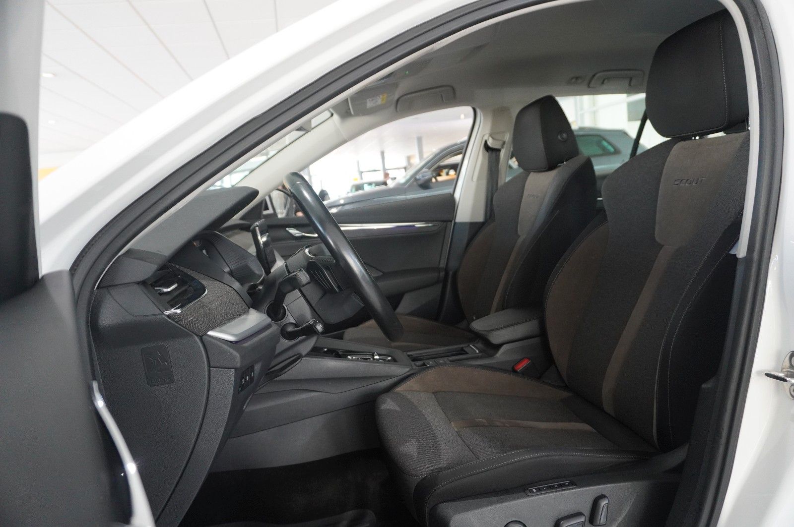 Fahrzeugabbildung SKODA Octavia 2.0D SCOUT 4X4 DSG NAVI/LED/KAMERA/AHK