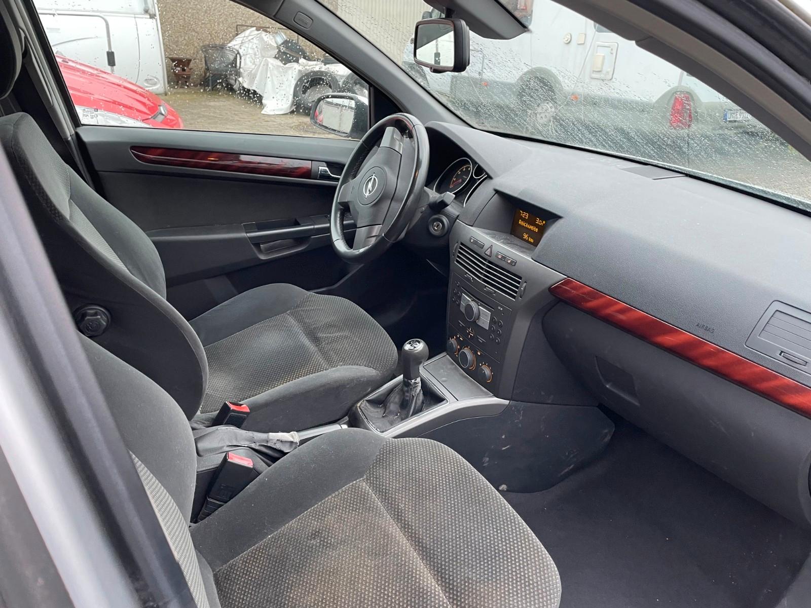 Opel Astra 2005 — interior