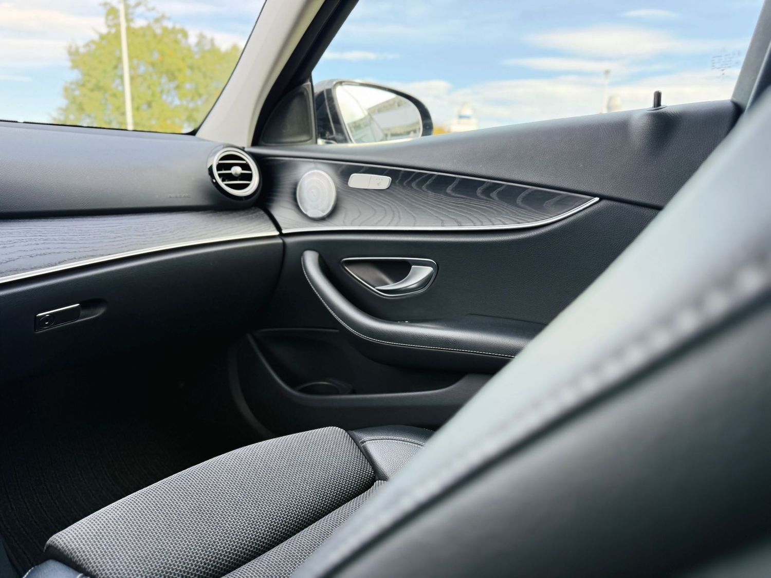 Fahrzeugabbildung Mercedes-Benz E 300 T de AVANTGARDE-NIGHT, Distronic, RFK, AHK