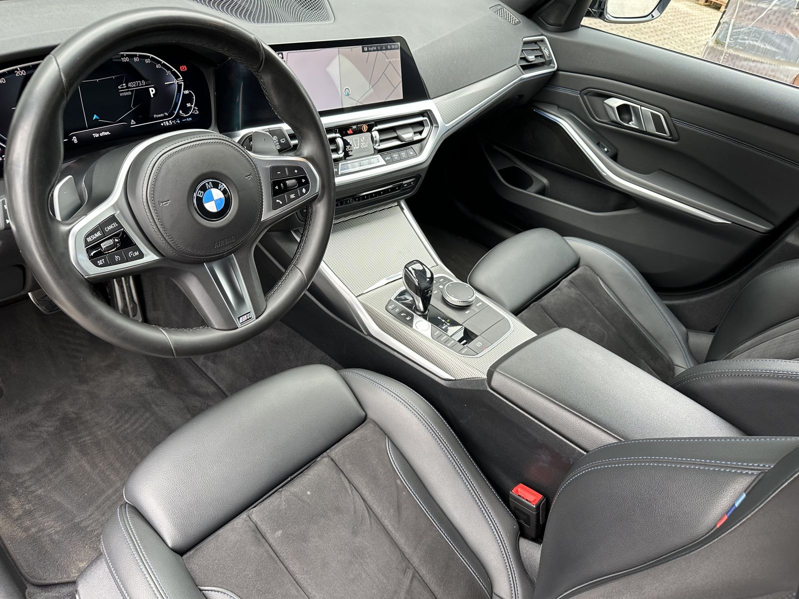 Fahrzeugabbildung BMW 330e Touring xDrive M-Sport NAV+LED+360°+HUD+HIF