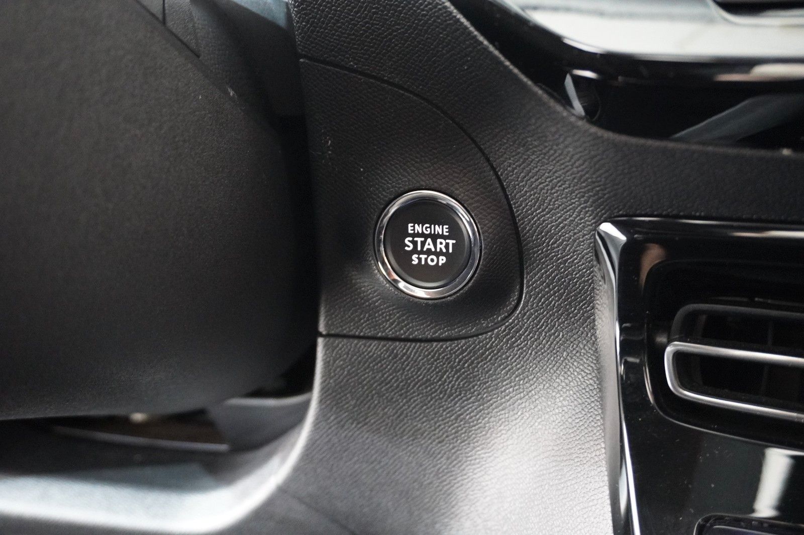 Fahrzeugabbildung Opel Mokka ELEGANCE 1.2T NAVI/LED/KAMERA/SPORT/SH/DAB