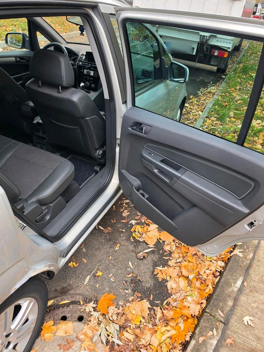 Opel Zafira 2010 — photo 7