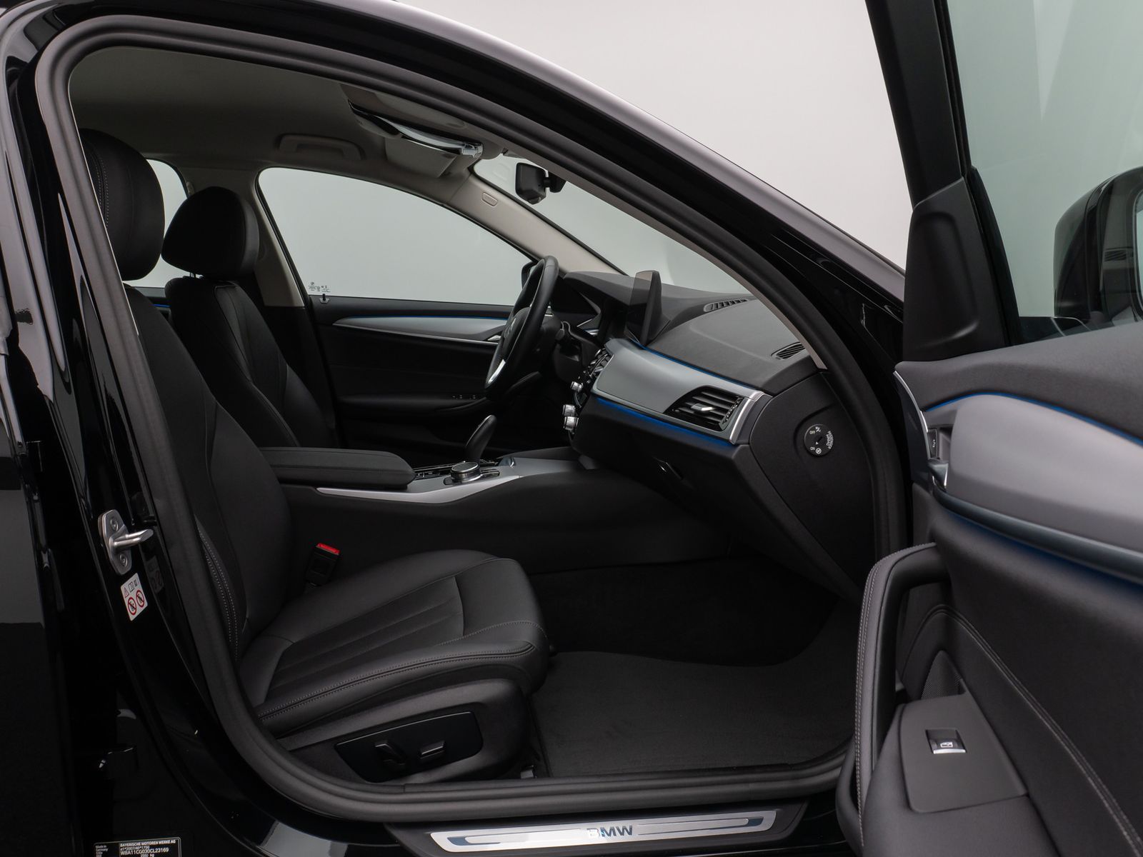 Fahrzeugabbildung BMW 530e Kamera DAB WLAN CockPitPro ACC Alarm LED