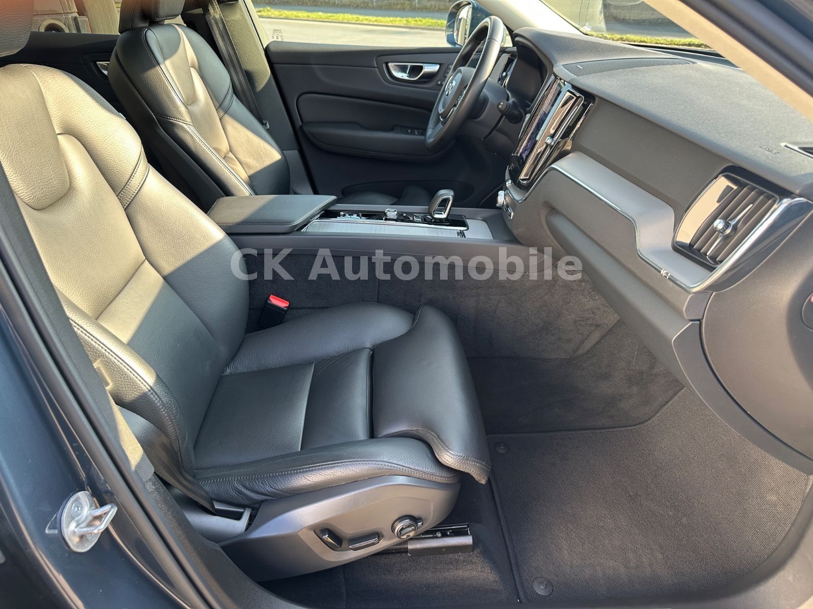 Fahrzeugabbildung Volvo XC60 T6 Plus Bright Recharge AWD/Navi/Pano/AHK