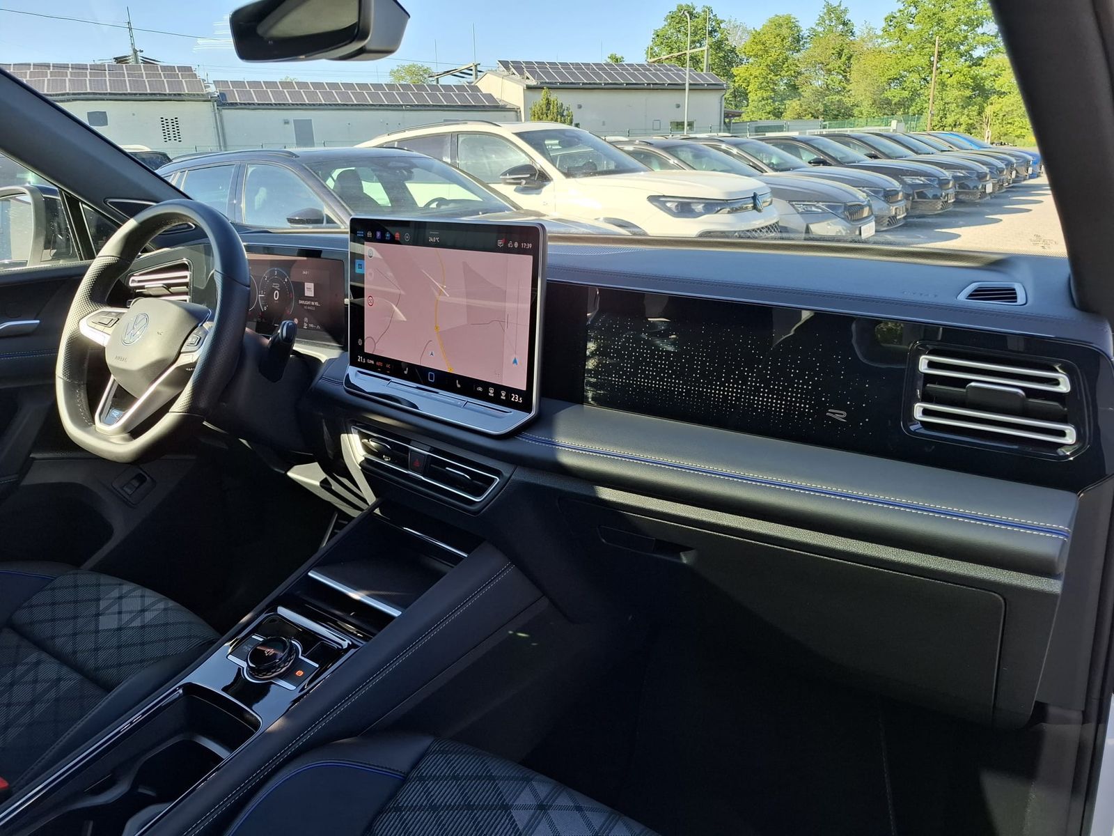 Fahrzeugabbildung Volkswagen Tiguan 2.0 TDI 4M R-Line BLACK*PAN*HK*AHK*MATRIX
