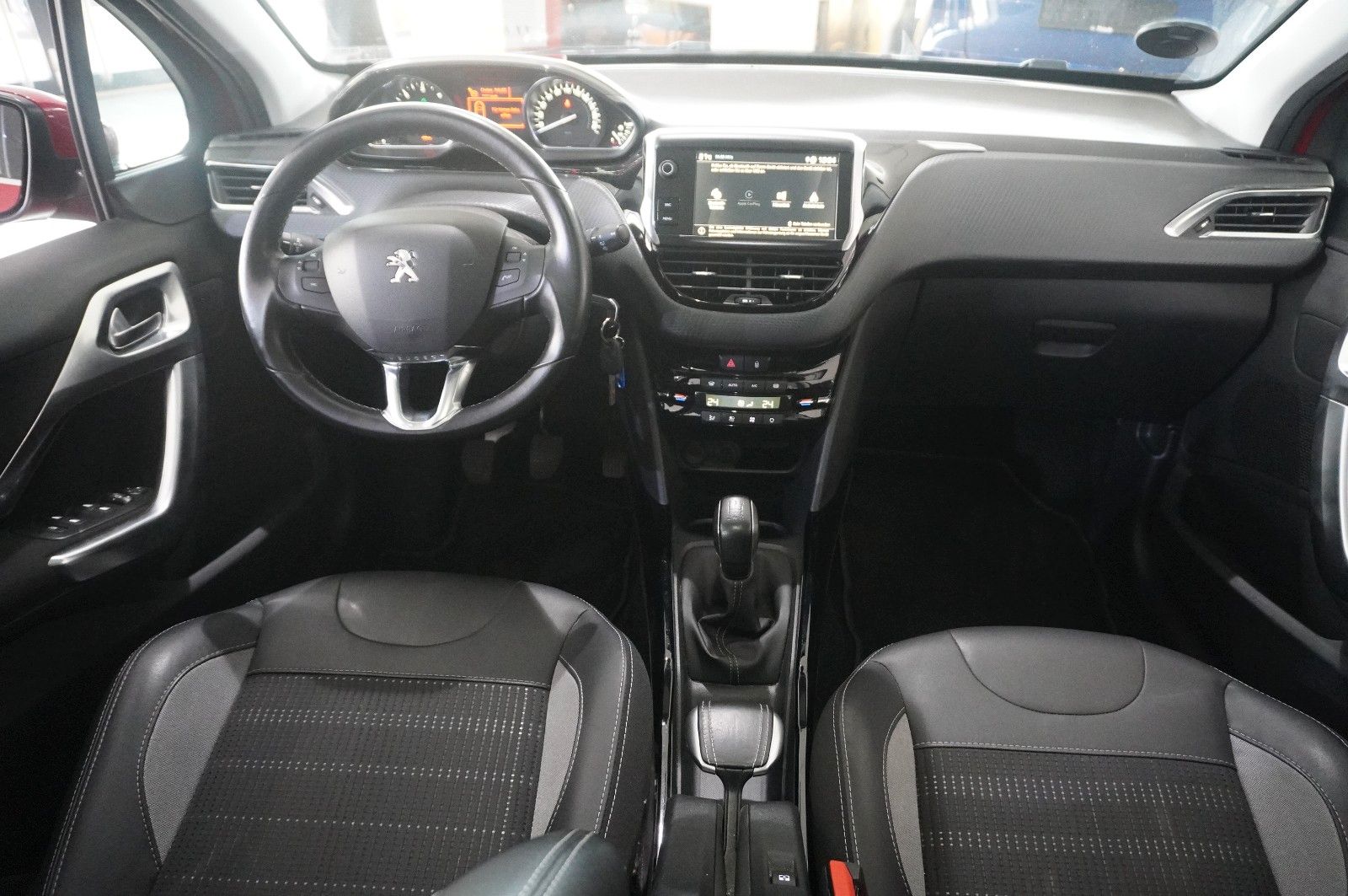 Fahrzeugabbildung Peugeot 2008 1.5D ALLURE NAVI/LED/KAMERA/SHZ/PANO./SPORT