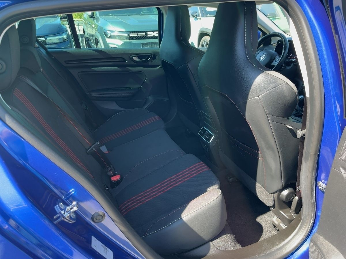 Fahrzeugabbildung Renault Megane Grandtour R.S. LINE Plug-in 160 SHZ - mit KI generiert/bearbeitet
