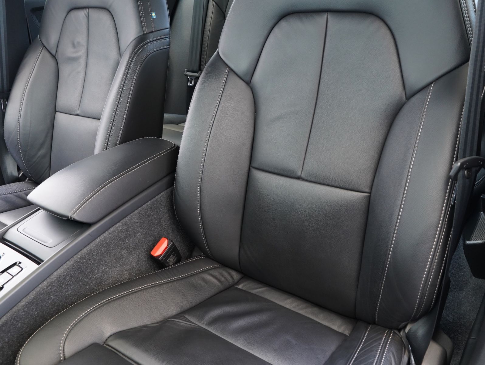 Fahrzeugabbildung Volvo XC40 B4 B R Design LED/NAVI/ACC/LEDER/360°