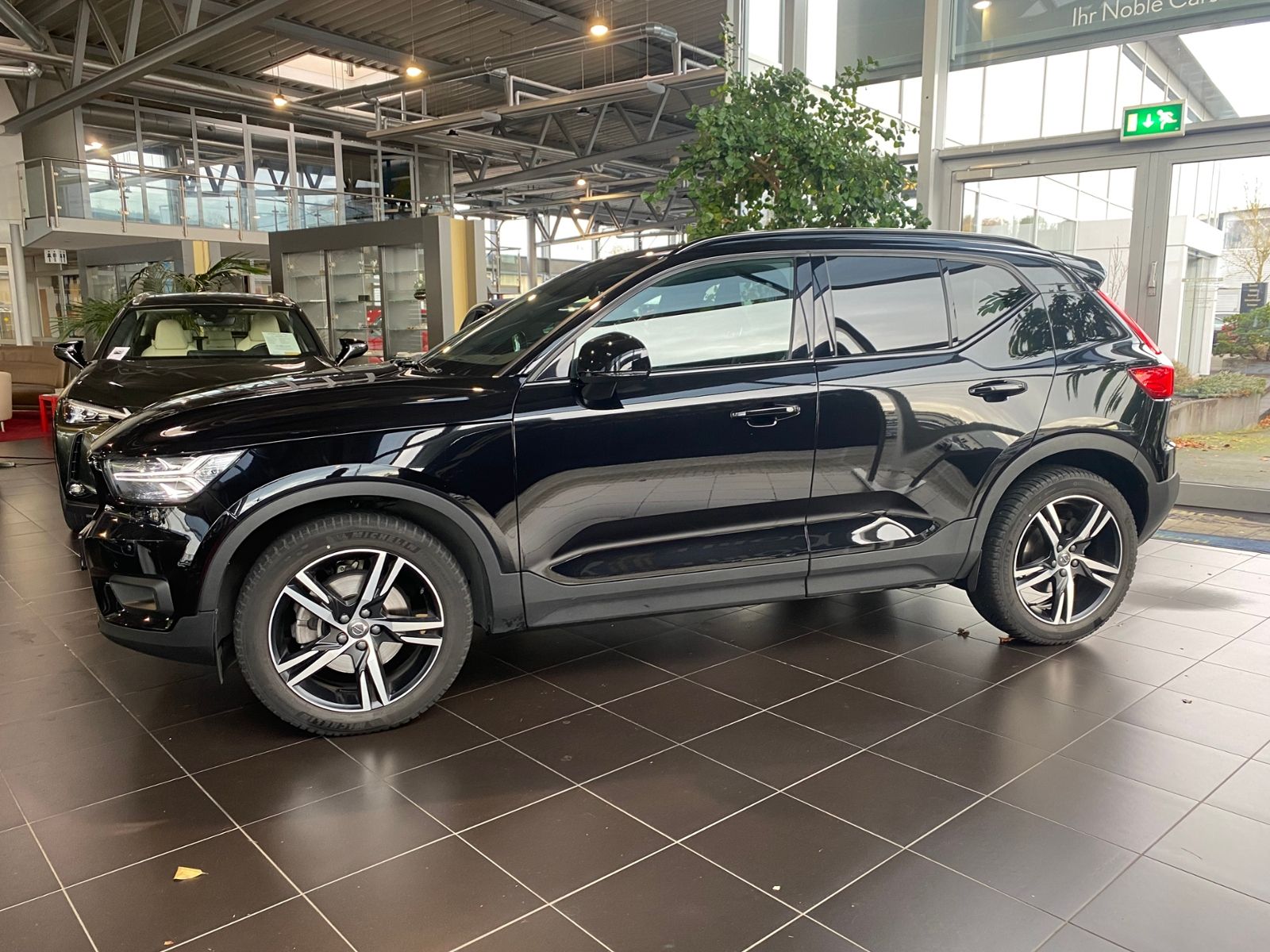 Fahrzeugabbildung Volvo XC40 R Design 2WD AHK LED NAV SHZ ALU