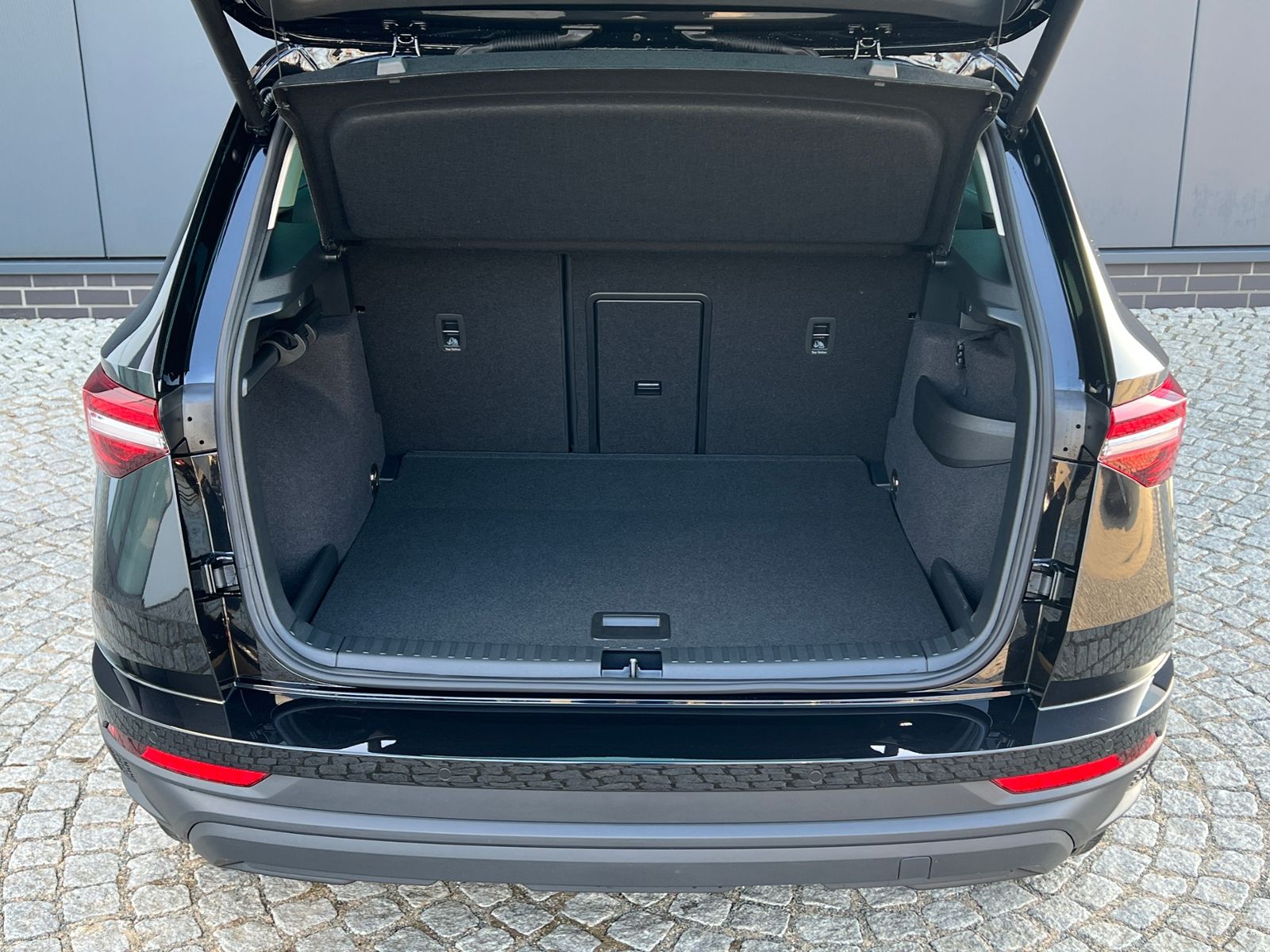 Fahrzeugabbildung SKODA Karoq Tour 1.5 TSI DSG *AHK, 17" LM-Felge, Navi,